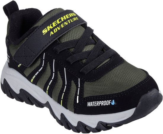 Zwarte Skechers sneaker met olijfgroen mesh, 'Waterproof' op de zijkant en gele accenten.