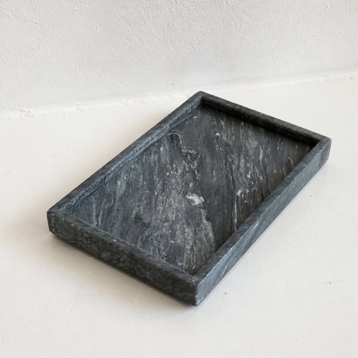 PersisCo Donkergrijs Marmeren Dienblad met Opstaande Rand – 30 x 20 cm – Luxe Rechthoekig Natuurstenen Plateau, Premium Parfum Organizer & Badkamer Tray voor Sieraden, Kaarsen & Keukendecoratie