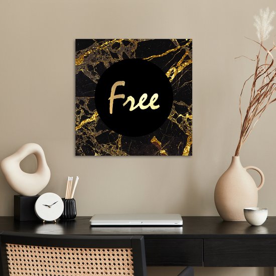 Affiche marbre noir, accents dorés et texte "Free". Accroché au-dessus d'un bureau.
