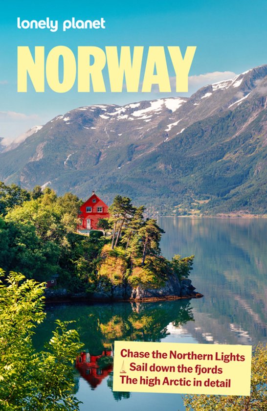Lonely Planet Noorwegen: rood huis aan een fjord met besneeuwde bergen op de achtergrond.