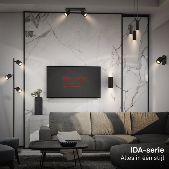 Woonkamer met een bank, meubels en een zwarte staande lamp uit de IDA-serie.