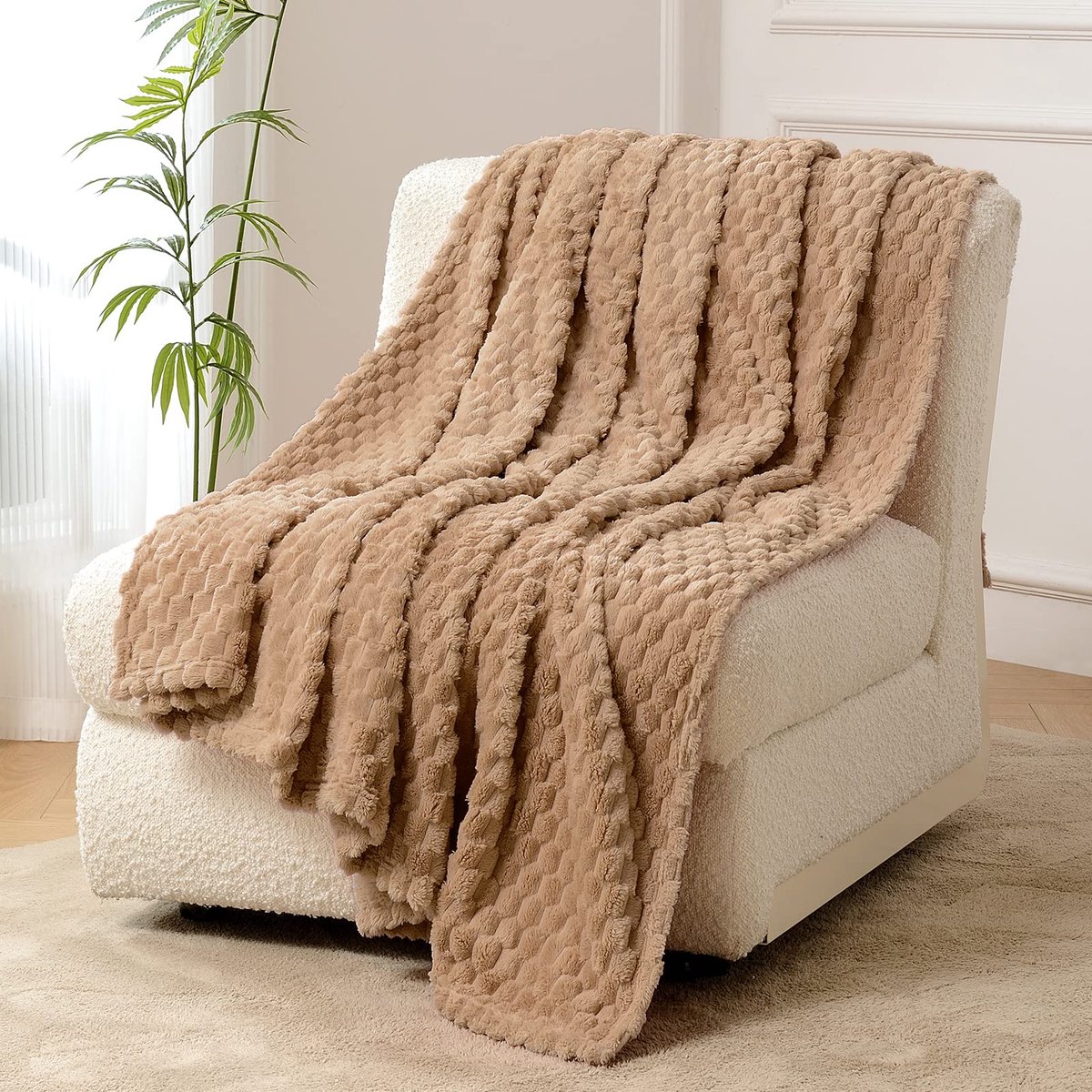 FIBER HOUSE Fleece knuffeldeken, extra zachte pluizige dekens, lichte, gezellige microvezel bankdeken, wollen deken voor kantoor, stoel en camping, 150 x 200 cm, camel