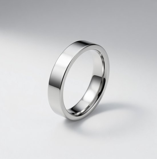 Bague argentée polie aux côtés plats.