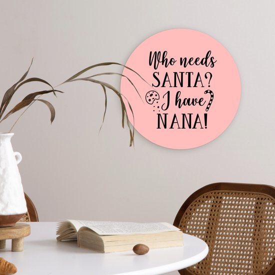 Citation de Noël Qui a besoin du Père Noël? J'ai nana! sur fond rose Assiette en plastique cercle mural - ⌀ 30 cm - peinture ronde - impression photo sur cercle mural en plastique (forex) / cercle vivant / (décoration murale)