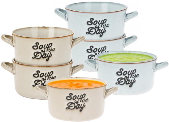 Gestapelde soepkommen in beige en lichtblauw. De kommen hebben de tekst "Soup of the Day".