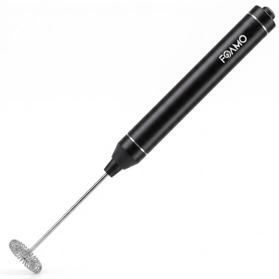 Zwarte Foamo melkopschuimer met een metalen steel en spiraalvormige garde, geïsoleerd op witte achtergrond.