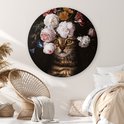 Ronde muurcirkel met kat met bloemenkrans, in een slaapkamer met stoel.