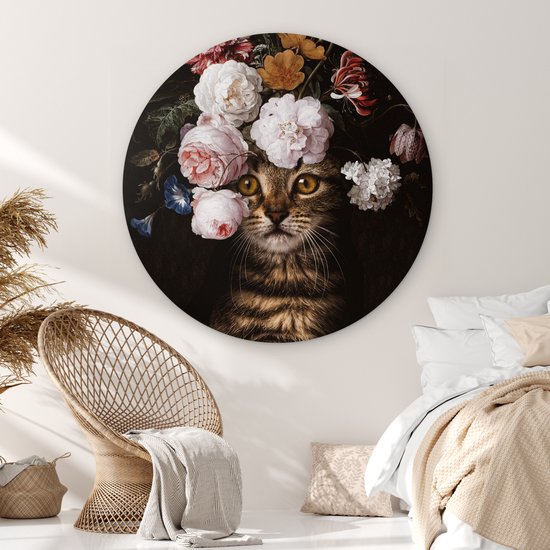 Ronde muurcirkel met kat met bloemenkrans, in een slaapkamer met stoel.