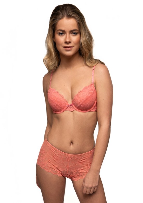 Model in coral kanten beha en hipster.