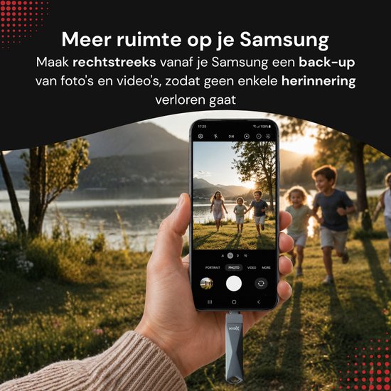 Hand houdt smartphone met rennende kinderen, USB-stick eronder.