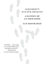 Boekomslag met de titel 'Schubert's Winter Journey', anatomie van een obsessie door Ian Bostridge, met witte voetafdrukken op een witte achtergrond.