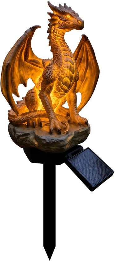 Une statue de dragon dorée avec des ailes, brillante, avec un panneau solaire et un piquet sur fond blanc.
