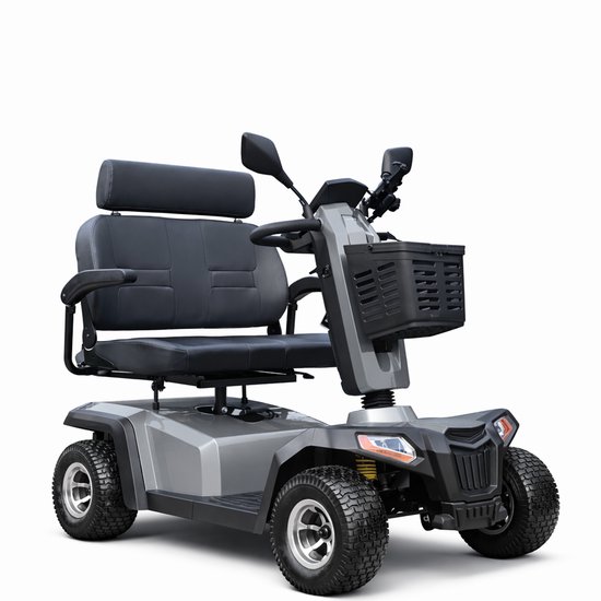 Zilverkleurige duo scootmobiel met zwarte lederen stoelen, mandje en spiegels.