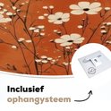 Gros plan d'un cercle mural rond avec des fleurs blanches sur fond rouille et système de suspension.