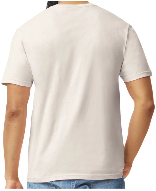 Achterkant van een lichtbeige Gildan Softstyle T-shirt met korte mouwen op een model in jeans.