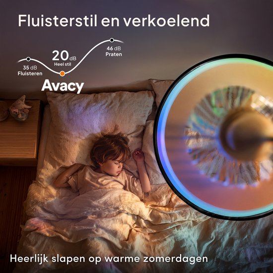 Kind slaapt vredig onder een bed met zachte verlichting, naast een nachtkastje. Plafondventilator met subtiele kleureffecten.