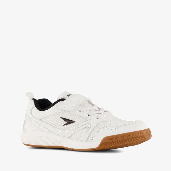 Chaussure enfant blanche avec fermeture velcro, semelle marron, doublure noire et logo noir.