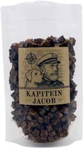 Doypack met Kapitein Jacob hondensnoepjes. Op het etiket staat een kapitein met een hond en een kompas. Tekst: KAPITEIN JACOB.
