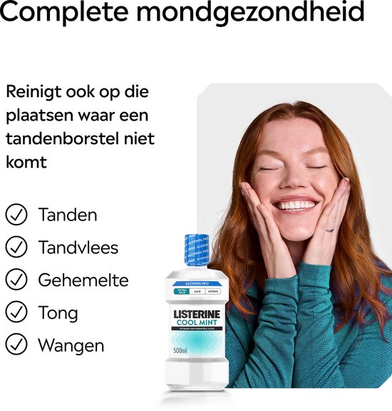 Lachende vrouw met rode haren en Listerine Cool Mint mondwater.