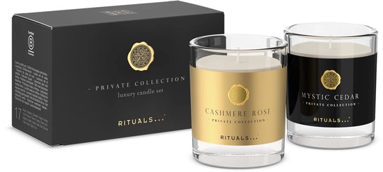 Set van twee luxe geurkaarsen: 'Cashmere Rose' in goudkleurige verpakking en 'Mystic Cedar' in zwarte verpakking.