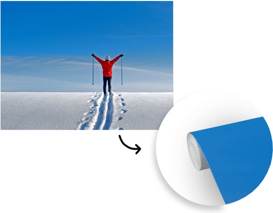 Papier peint photo vinyle - Un skieur marche avec ses bâtons de ski au sommet de la montagne largeur 350 cm x hauteur 260 cm - Tirage photo sur papier peint (disponible en 7 tailles)