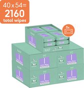 Een doos met 8 verpakkingen van 54 Naïf lotion billendoekjes, met tekst '40 x 54 = 2160 total wipes'.
