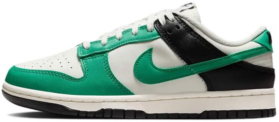 Gezicht op de zijkant van de witte leren Nike Dunk Low met groene overlays, zwarte achterkant en Swoosh. Zwarte rubberen zool.