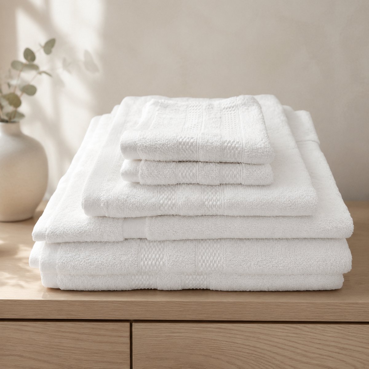 The Linen Room Badkamerset – 6-delig met Badmat – Saunahanddoek, Douchehanddoek, Handdoek & 2 Gastendoekjes – 100% Katoen – Dubbelgetwijnd 20/2 Garen – OEKO-TEX® – Wit