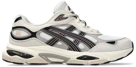 Crème ASICS GEL-NYC 2.0 sneaker, zijaanzicht. Witte mesh, beige suède, zwarte ASICS-stripes en GEL-details.