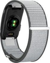 Grijze en witte stoffen band met donkergrijze rand, bevestigd aan een zwarte smartwatch.