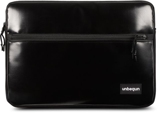 Housse noire pour ordinateur portable avec fermeture éclair et poche avant.