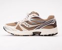 Saucony sneaker in wit, bruin en zilverkleurig mesh en leer, met witte veters en zool.