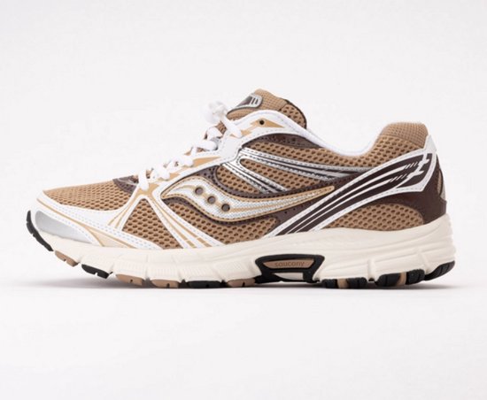 Saucony sneaker in wit, bruin en zilverkleurig mesh en leer, met witte veters en zool.