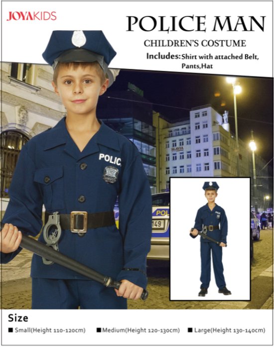 Jongetje in politie kostuum met pet, donkerblauwe blouse en broek, riem, handboeien en bat.