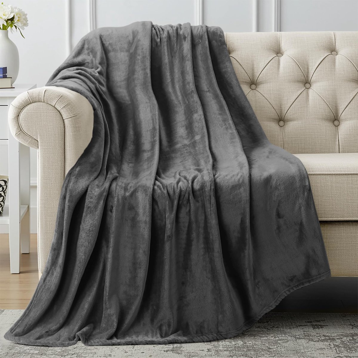 Famanu Flanellen fleece deken, grijs, lichte gezellige sofa- of beddeken van pluche microvezel, perfect voor koude avonden