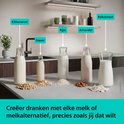 Flessen met plantaardige melk: kikkererwt, haver, rijst, amandel, kokosnoot, met ingrediënten ernaast. "Creëer dranken met elke melk of melkalternatief, precies zoals jij dat wilt."
