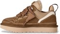 Zijaanzicht van bruine UGG-sneaker met ruitschoenveters, beige voering en dikke zool.