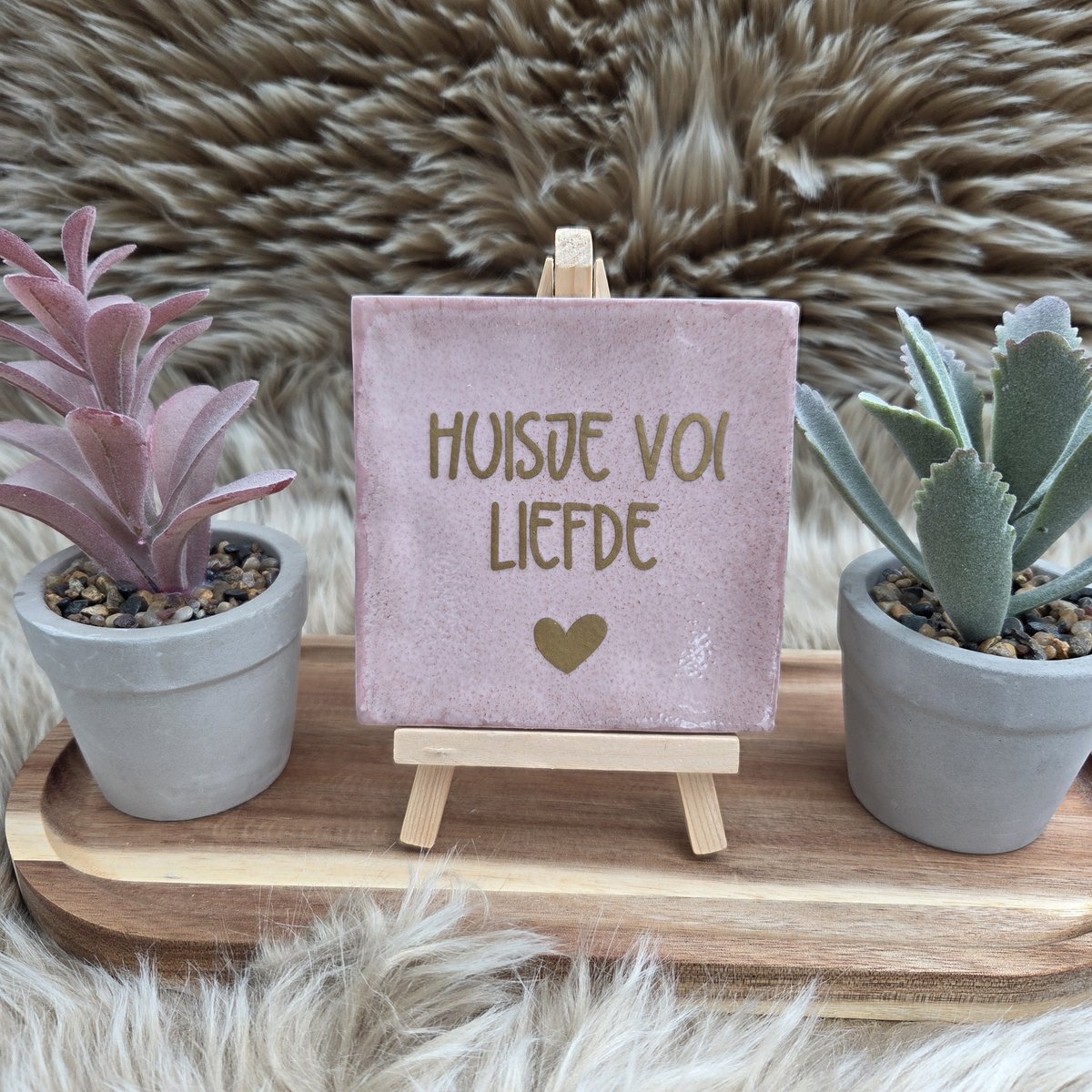 CreaCraft - Robuust tegeltje – "Huisje vol liefde" – Wanddecoratie – Cadeau voor Nieuwe Woning, Housewarming of Gezinscadeau – Vriend(in) – Trendy nu – Incl Standaard – Cadeau Idee- Brievenbuscadeau - Spreuktegel - Tegeltjeswijsheid