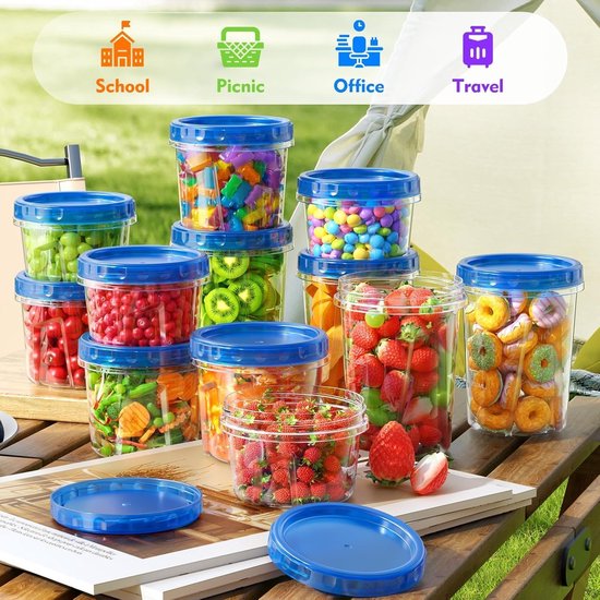 Bocaux de rangement empilables et transparents avec couvercles bleus, remplis de bonbons colorés, de fruits, de légumes et de mini-beignets.
