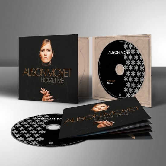 Dubbel-cd-hoes met Alison Moyet erop. De cd's zijn zwart met witte bloemendecoratie.
