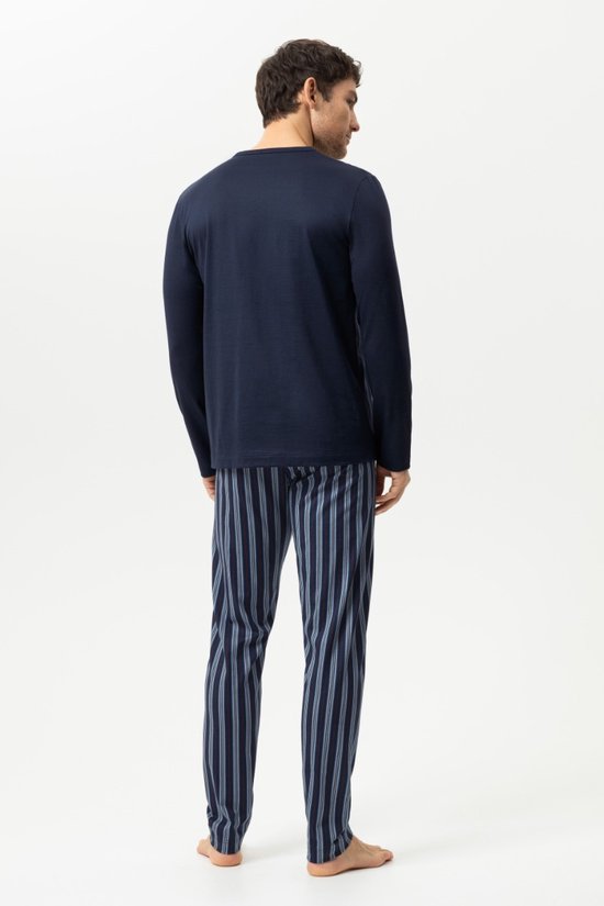Achteraanzicht van een man in een Mey pyjamaset met een donkerblauw shirt en een broek met verticale strepen.