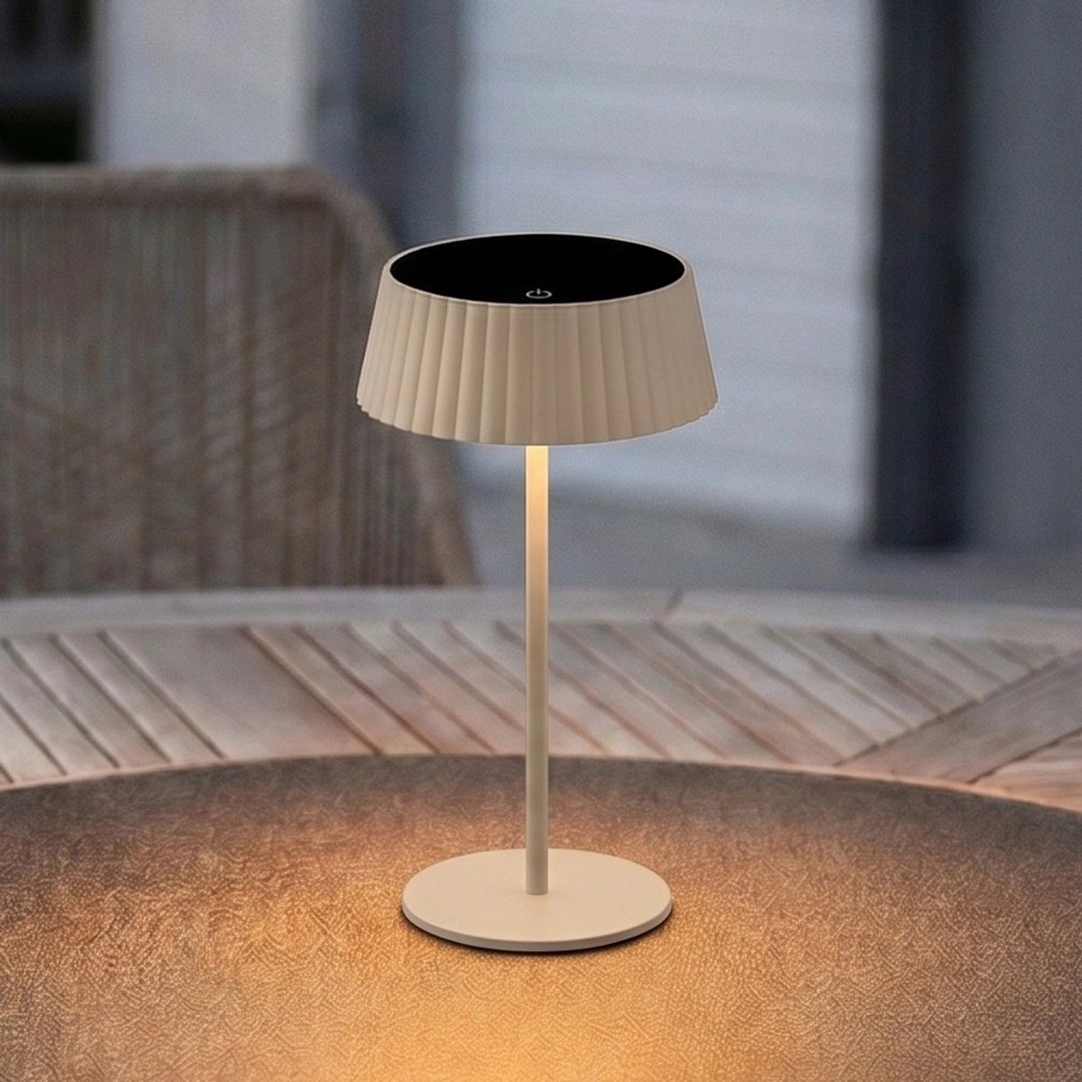 Tafellamp oplaadbaar 'Seren' - Zand - Opladen via USB-C of zonne-energie - Touch Dimbaar - Tot 60 branduren - Warm wit licht (2700K) - IP44 - Luxe uitstraling - Solar tafellamp