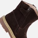 Bruine suède kinderschoen met rits, beige zool en decoratieve stiksels.