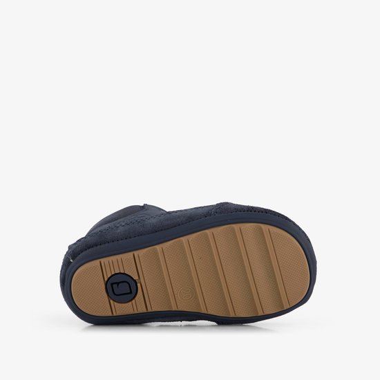 Donkerblauwe babyschoen, zool met ribbelprofiel en maat 20 aanduiding.