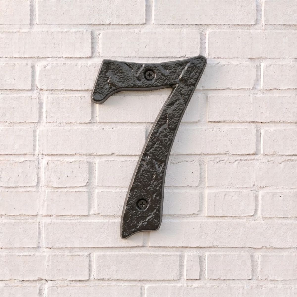 Huisnummer 7 gietijzer 10cm x 6.5cm met schroeven - Landelijk deurbeslag zwart