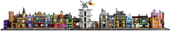 Een rij LEGO tovenaarswinkels uit de Wegisweg met diverse kleuren, details en een windmolen.