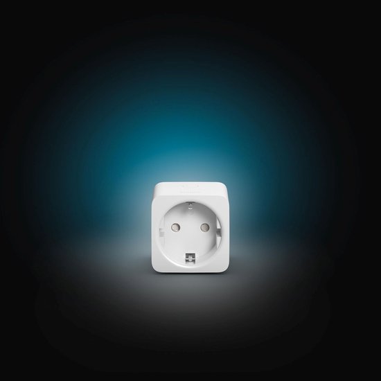 Witte Philips Hue smart plug met type F stopcontact, aan de achterkant.