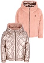 Roze teddy jas met capuchon en rits, naast roze glanzende gepofte jas met ruitpatroon en rits.