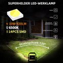 Gele LED werklamp verlicht een gazon 's nachts. Kenmerken: 10W, 920LM, 6500K, 14PCS SMD, 120° stralingshoek.