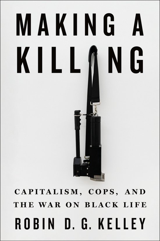 Boekhoes voor 'Making a Killing: Capitalism, Cops, and the War on Black Life' met een zwart pistool met riem.